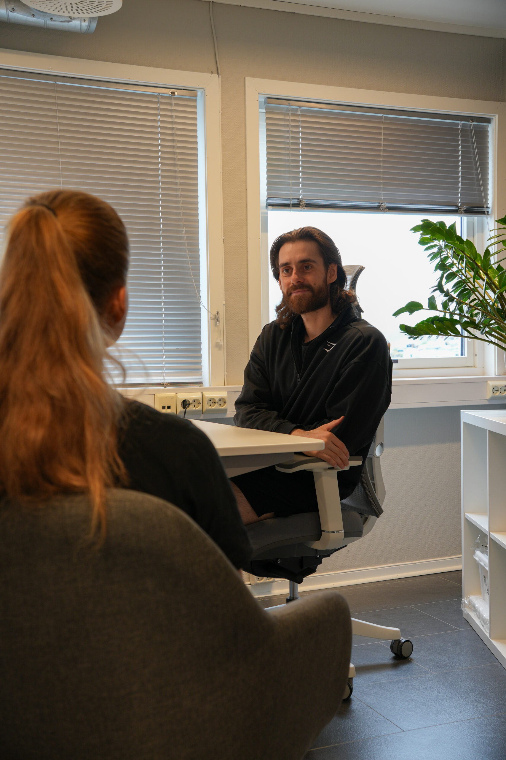 The pictures illustrate a consultation with John-Marco Ariza.